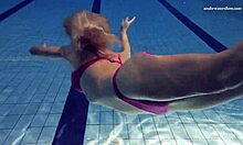 Rus genç Elena Prokovas doğal göğüsleri ve mükemmel vücuduyla havuzda