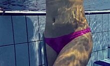 Orosz tini Elena Prokovas természetes mellekkel és tökéletes testtel a medencében