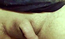 Junger schwuler Mann erkundet Prostata-Orgasmus mit Solo-Spielzeugspielen auf der Bank