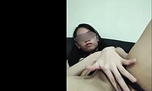 Jeune petite amie asiatique s'expose dans une vidéo porno amateur