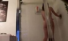 Slank jente viser frem kroppen sin i en fantastisk voyeur-video