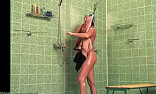苗条的业余爱好者在淋浴间展示她湿润的裸体(高清偷窥者)