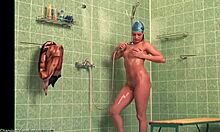 苗条的业余爱好者在淋浴间展示她湿润的裸体(高清偷窥者)