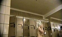 Vídeo de voyeur em uma sala de mudança com uma amadora de seios grandes