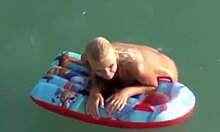 Kupla butt blondi osoittaa pois hänen varat vedessä