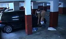 黑发荡妇在停车场接受男友的阴茎