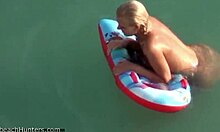 Blondine mit Knackarsch zeigt ihre Vorzüge im Wasser