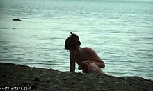 Gata magrinha mostrando seu corpo totalmente nu em uma praia de nudismo