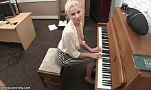 Les seins d'une blonde plantureuse tombent alors qu'elle joue du piano devant la caméra