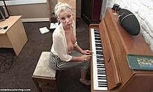 Грудастые блондинки выпадают, играя на пианино на камеру