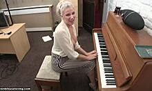 Sânii blondei cu sânii mari cad în timp ce cântă la pian în fața camerei