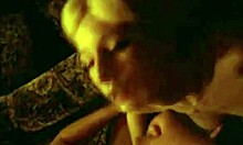 Prelepa ruska blondinka ima seks s petimi žebljički