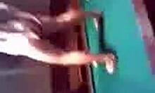 Секси пијана жена плеше на билијарском столу
