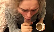 Sarışın güzellik, erkek arkadaşını oral seks ve seks sonrası kahve yudumlarıyla memnun ediyor