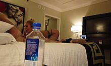 Madelyn Monroe harjoittaa seksuaalista toimintaa tuntemattoman yksilön kanssa lomalla Las Vegasissa