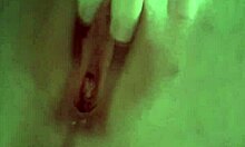 जेनेली लेम्बर्स अपनी गीली एस्टोनियाई चूत की इंटिमेट फिंगरिंग करती हुई एक होममेड वीडियो में।