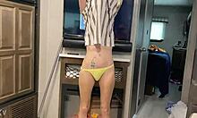 Una giovane donna tatuata e non rasata mostra le sue parti intime