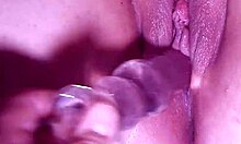 Видео снимак мастурбације полусестара са стакленим дилдом