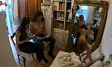 Италиански приятелки правят домашно видео с голяма задница и игра с играчки