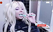 Rus ve Japon anime kızlarıyla diş fırçaları ve köpük kullanarak bir fetiş fantezisi keşfedin