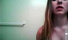 Ερωτικό σπιτικό βίντεο ενός χαριτωμένου online camgirl που αυνανίζεται