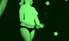 Marilyn Monroe, seorang wanita berambut perang, menanggalkan pakaian untuk umum dalam filem lucah tahun 60-an