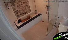 Млада девојка се прља у купатилу
