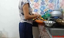 Webcam-video af en lokal bhabi, der bliver ned og beskidt i spisestuen