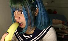 Amatorska dziewczyna cosplay oddaje się głębokim gardłom z motywem bananowym