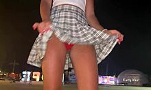 Mladá brunetka predvádza svoje spodné prádlo a tancuje na verejnosti