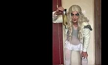 In einem selbstgemachten Video schluckt ein bisexueller Crossdresser eifrig die Pisse eines anderen Mannes