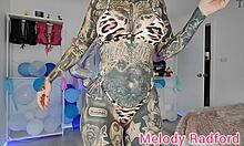 Melody Radford, en australsk pornostjerne med store bryster og en stor røv, viser sig frem i et nederdel