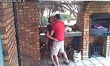 पत्नी को छिपे हुए कैमरे पर पड़ोसी के 18 वर्षीय बेटे के साथ धोखा देते हुए पकड़ा जाता है