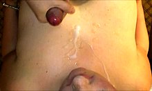 Права бринета аматер добија сперму на лице