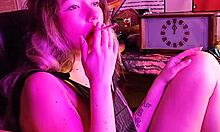 Polsestra, ki kadi cigareto, postane poredna v domačem videu seksa s svojo punco
