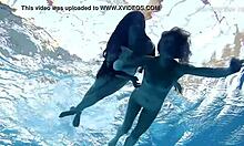 Gadis-gadis Rusia Clara Umora dan Bajankina menikmati aksi bawah air yang panas